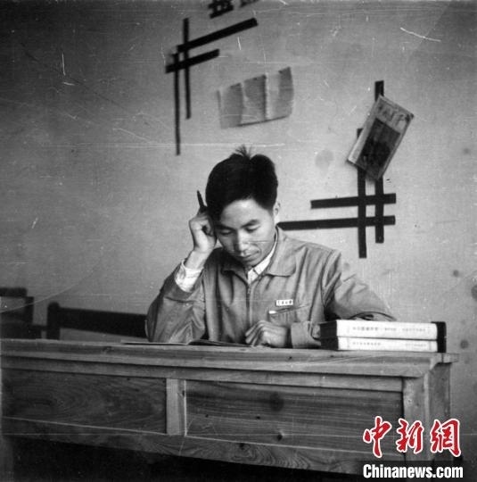 大學(xué)時(shí)期，龍樂(lè)豪在教室自習(xí)。(中國(guó)運(yùn)載火箭技術(shù)研究院供圖)