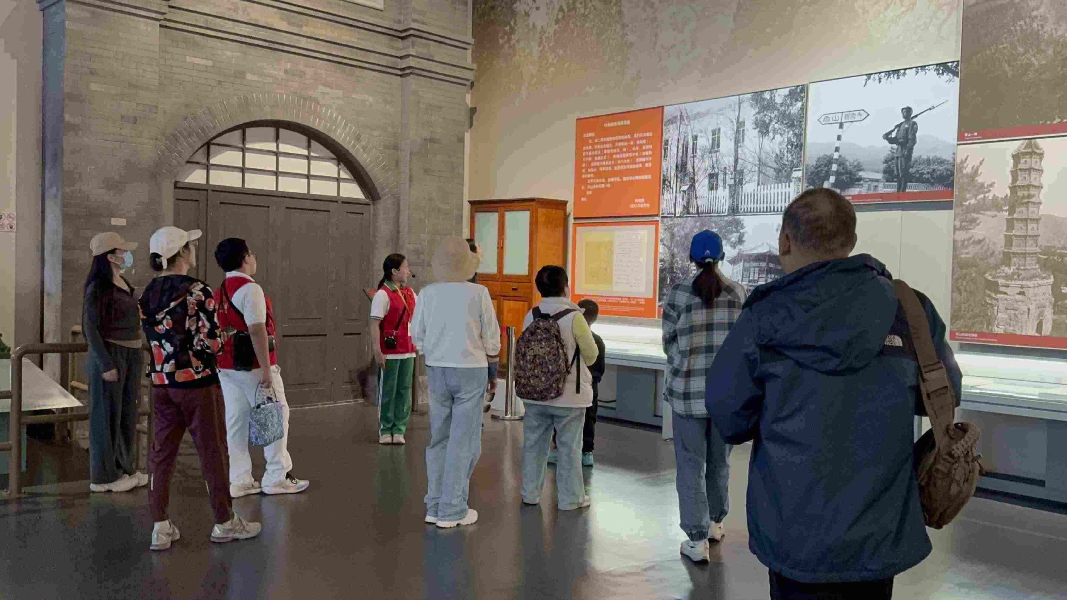 10月4日，北京香山革命紀(jì)念館內(nèi)，一名“紅領(lǐng)巾志愿者”正在為參觀者講解。人民網(wǎng)記者 劉微攝