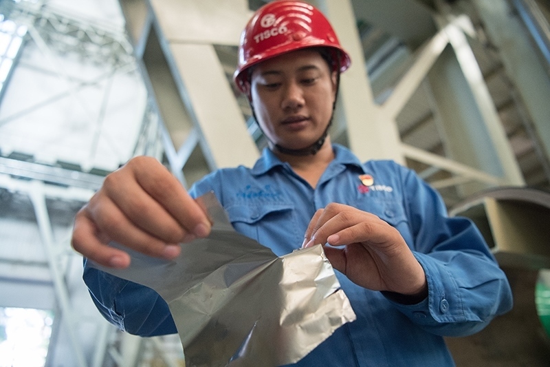 2018年8月8日，山西省太原市，太鋼不銹鋼精密帶鋼有限公司工作人員用手撕開(kāi)不銹鋼。