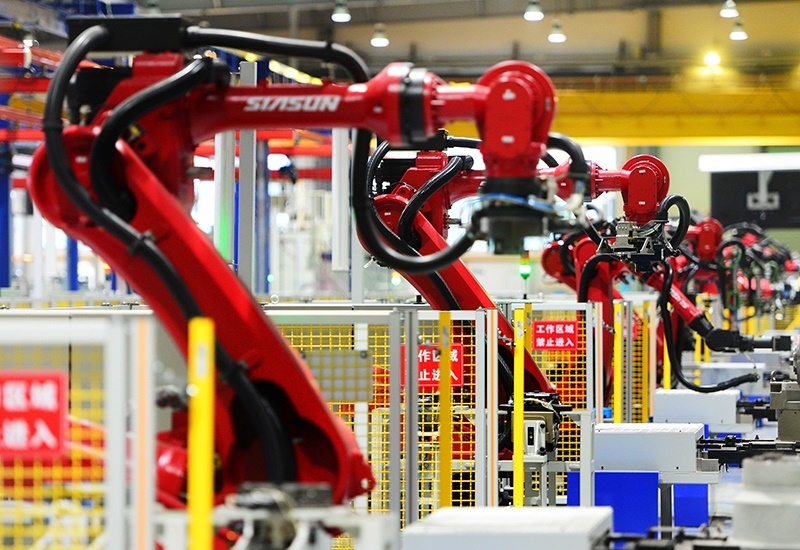 2019年11月22日，沈陽(yáng)，一家數(shù)字化智能工廠內(nèi)，名為SR210的機(jī)器人正在自主地抓取各種零部件，快速組裝稍小的工業(yè)機(jī)器人。