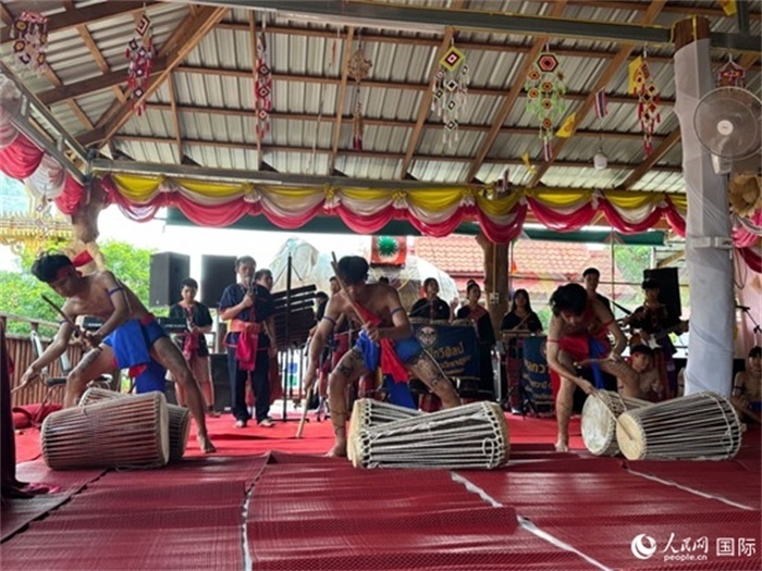 泰國藝術(shù)團體給游客表演當?shù)貍鹘y(tǒng)舞蹈。人民網(wǎng)記者 簡承淵攝