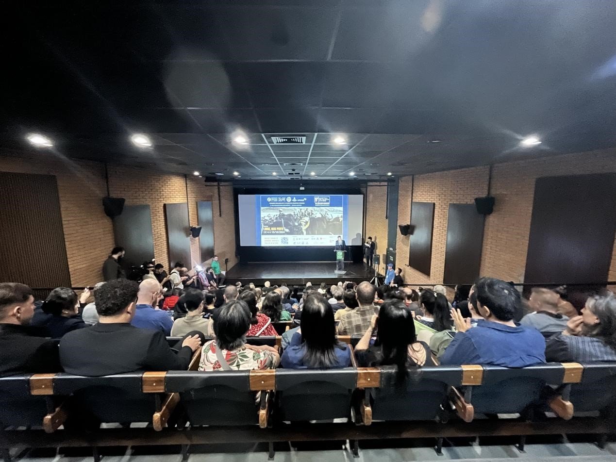 當(dāng)?shù)貢r間10月3日晚，由巴西圣保羅州立大學(xué)孔子學(xué)院舉辦的第九屆圣保羅中國電影展在圣保羅文化中心拉開帷幕。巴西圣保羅州立大學(xué)孔子學(xué)院供圖