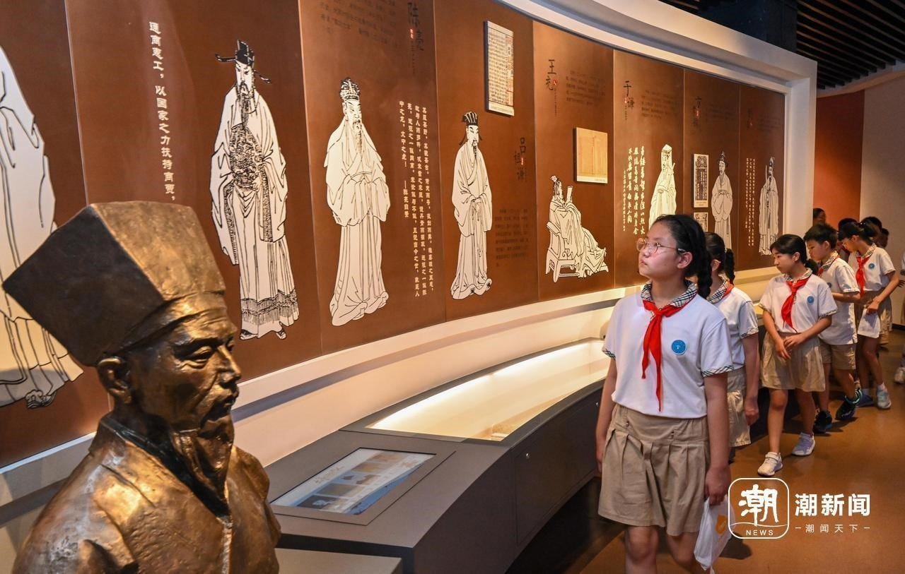 來自杭州市政苑小學(xué)的學(xué)生走進(jìn)浙江省檔案館“大寫浙江人”展廳，近距離“觸摸”歷史、走進(jìn)榜樣、聆聽故事，激發(fā)愛黨愛國愛家熱情。記者 董旭明 攝