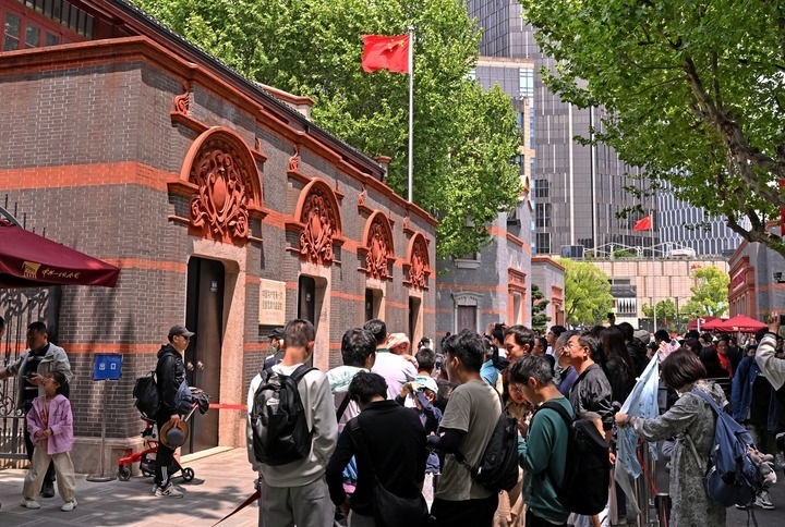 2024年5月3日，游客在位于上海的中共一大會址前參觀。新華社記者 劉穎 攝