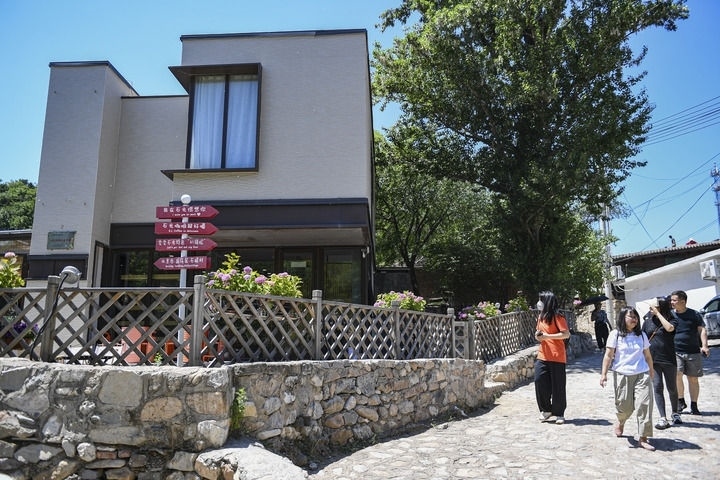 游客在北京延慶石峽村觀光（2024年6月1日攝）。新華社記者 陳鐘昊 攝