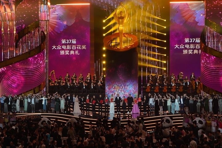 2024年8月4日，在四川成都，第37屆大眾電影百花獎獲獎?wù)吆痛蟊娫u審在舞臺上合影。新華社記者 唐文豪 攝