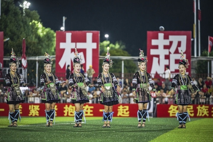 2024年9月28日，榕江縣侗族大歌隊(duì)的演員們在“村超”足球場上表演。當(dāng)日，“發(fā)現(xiàn)中國之美·相約貴州村超”國際友誼賽在貴州省黔東南苗族侗族自治州榕江縣的“村超”足球場舉行。新華社記者 陶亮 攝
