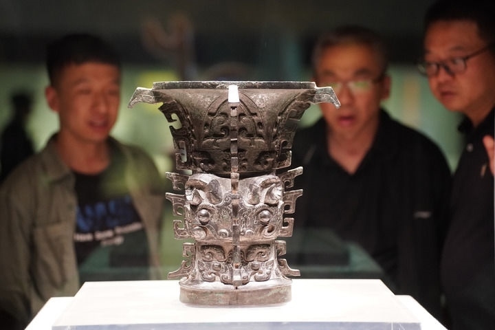2024年5月9日，游客在陜西寶雞青銅器博物院內(nèi)參觀西周文物何尊。新華社記者 邵瑞 攝