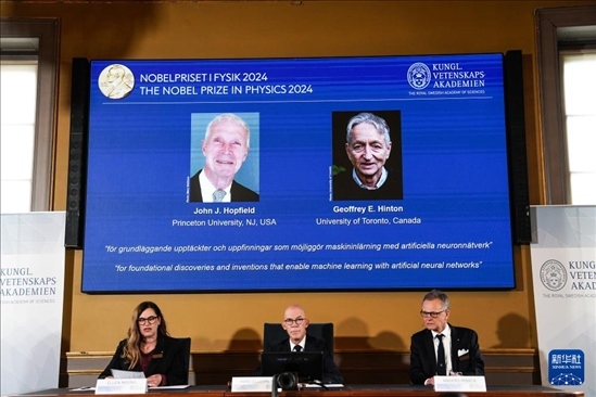 10月8日，在瑞典斯德哥爾摩舉行的2024年諾貝爾物理學(xué)獎(jiǎng)公布現(xiàn)場(chǎng)，屏幕顯示獎(jiǎng)項(xiàng)得主美國(guó)普林斯頓大學(xué)的約翰·霍普菲爾德和加拿大多倫多大學(xué)的杰弗里·欣頓。新華社記者 彭子洋 攝
