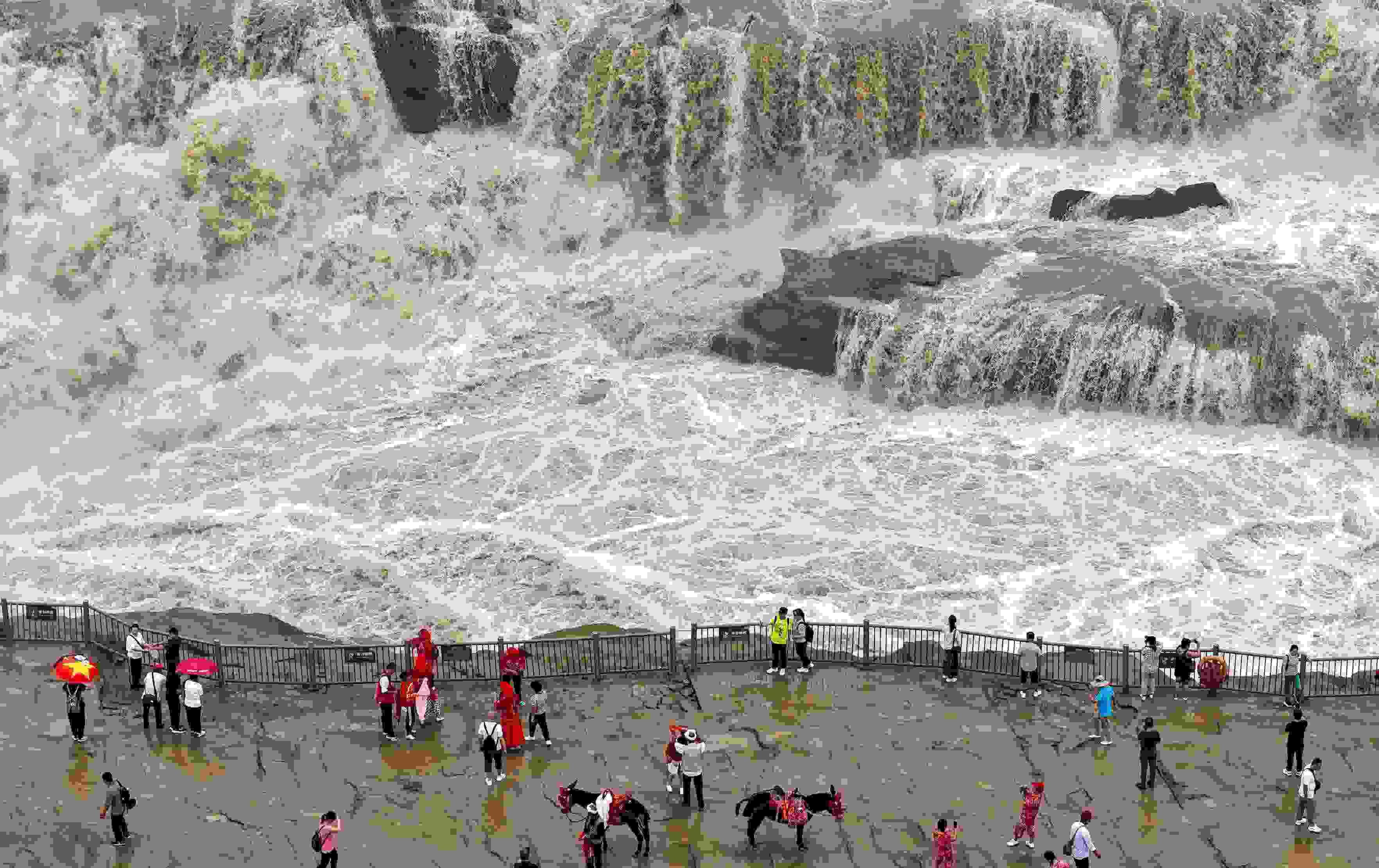 △2024年9月，游客在黃河壺口瀑布景區(qū)游覽。