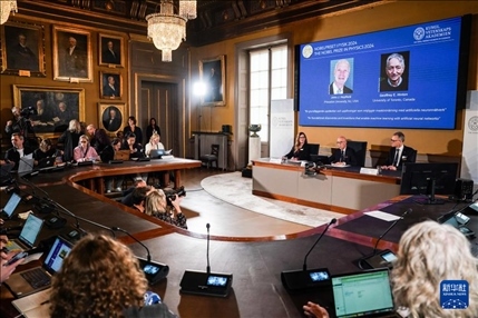 10月8日，在瑞典斯德哥爾摩舉行的2024年諾貝爾物理學(xué)獎(jiǎng)公布現(xiàn)場(chǎng)，屏幕顯示獎(jiǎng)項(xiàng)得主美國(guó)普林斯頓大學(xué)的約翰·霍普菲爾德和加拿大多倫多大學(xué)的杰弗里·欣頓。新華社記者 彭子洋 攝