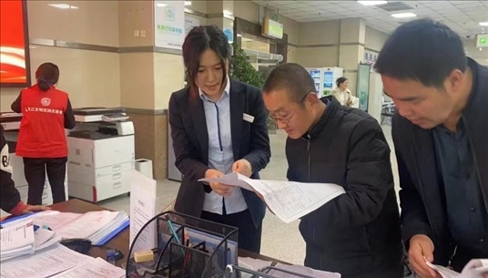 四川省成都市溫江區(qū)市場監(jiān)管局工作人員為群眾提供幫辦服務。圖片來源：人民網(wǎng)四川頻道