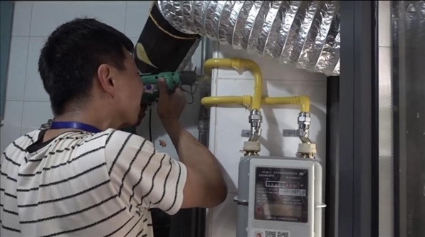 北京市石景山區(qū)工作人員上門安裝燃氣管道。圖片來源：北京市石景山區(qū)委組織部