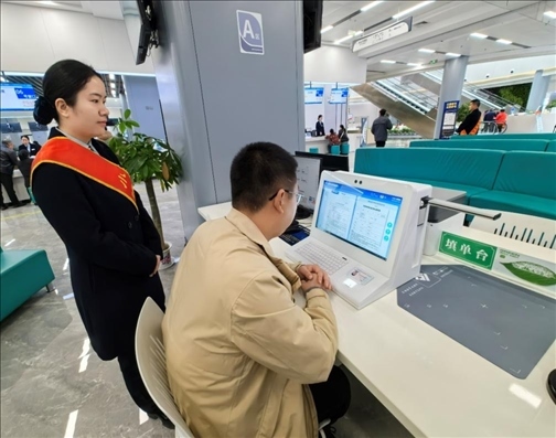 湖北省赤壁市市民在辦事人員的指導下填寫相關信息。圖片來源：人民網(wǎng)湖北頻道