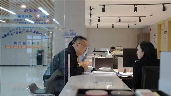 浙江省臺州市辦事群眾在政務服務中心咨詢業(yè)務辦理相關問題。圖片來源：人民網(wǎng)浙江頻道