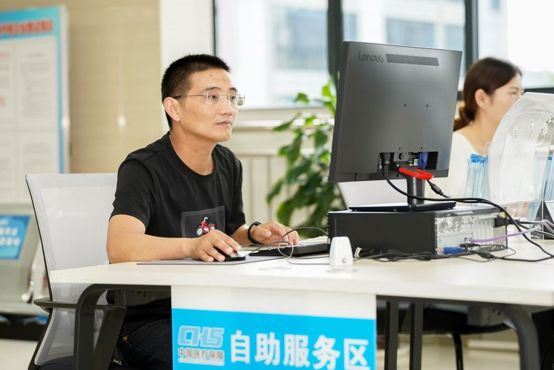 安徽省池州市市民在政務服務大廳自助辦理業(yè)務。圖片來源：人民網(wǎng)安徽頻道