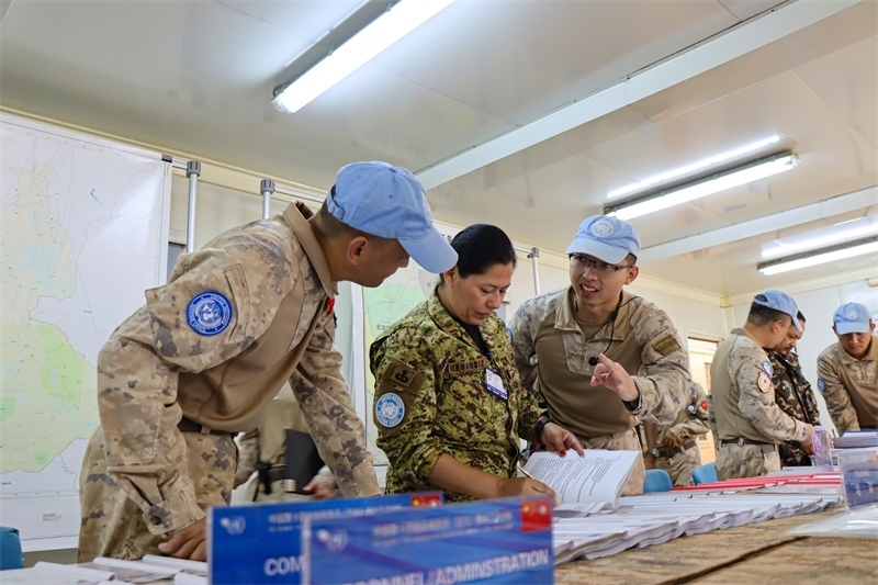 圖4-核查組對(duì)工兵分隊(duì)做出高度評(píng)價(jià)（馬騫攝）
