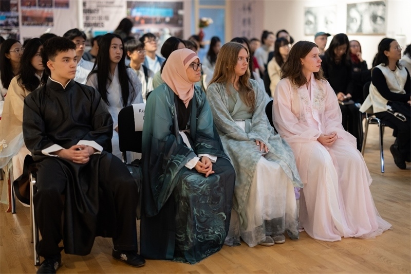 參加《時(shí)光流韻·中國(guó)戲劇藝術(shù)服飾展》的中國(guó)文化愛(ài)好者。 斯德哥爾摩中國(guó)文化中心供圖