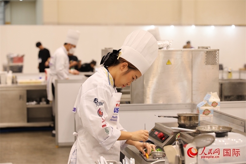 當(dāng)?shù)貢r(shí)間10月5日，廚師在第21屆釜山國(guó)際美食博覽會(huì)上展示廚藝。人民網(wǎng)記者 莽九晨攝
