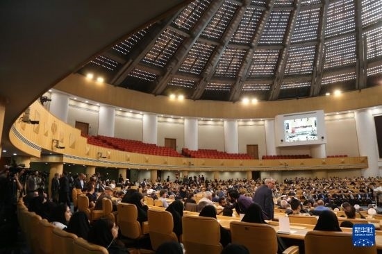 這是10月7日在伊朗首都德黑蘭拍攝的第七屆聲援巴勒斯坦兒童和青少年國際會議現(xiàn)場。新華社記者 沙達提 攝