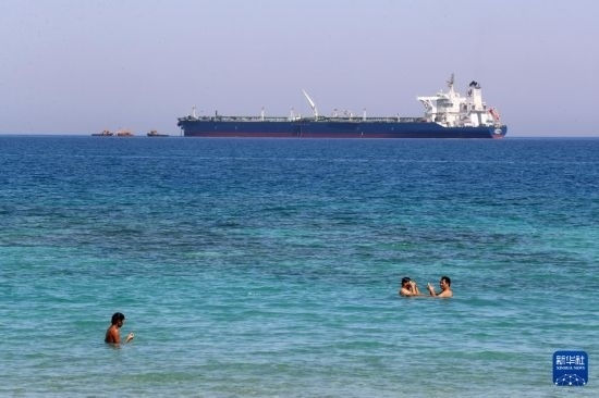 這是10月8日在埃及蘇伊士灣拍攝的行駛中的船只。新華社記者 隋先凱 攝