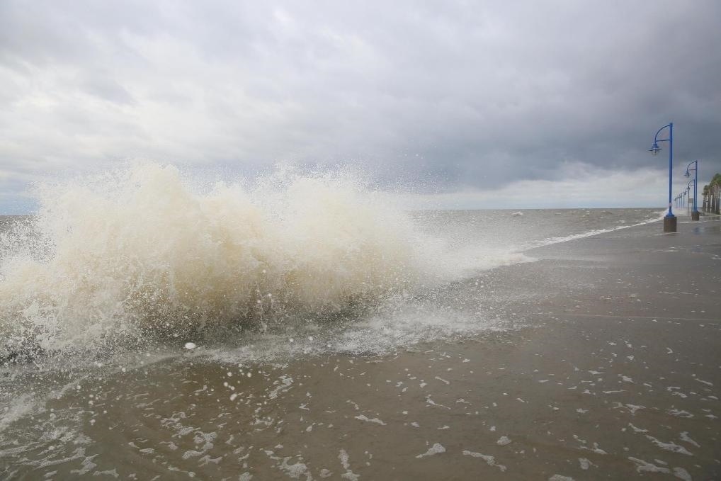 2020年9月15日，受颶風“薩莉”影響，美國路易斯安那州新奧爾良的龐恰特雷恩湖巨浪拍岸。新華社發(fā)（魏蘭攝）