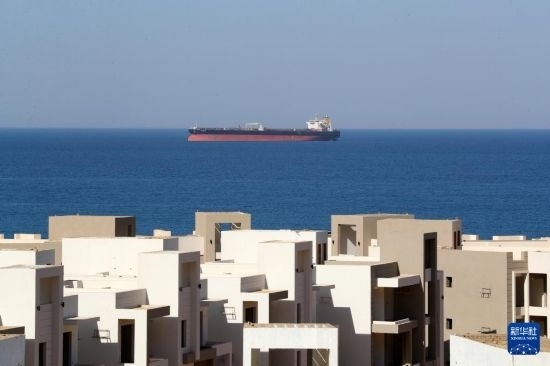 這是10月8日在埃及蘇伊士灣拍攝的行駛中的船只。新華社記者 隋先凱 攝