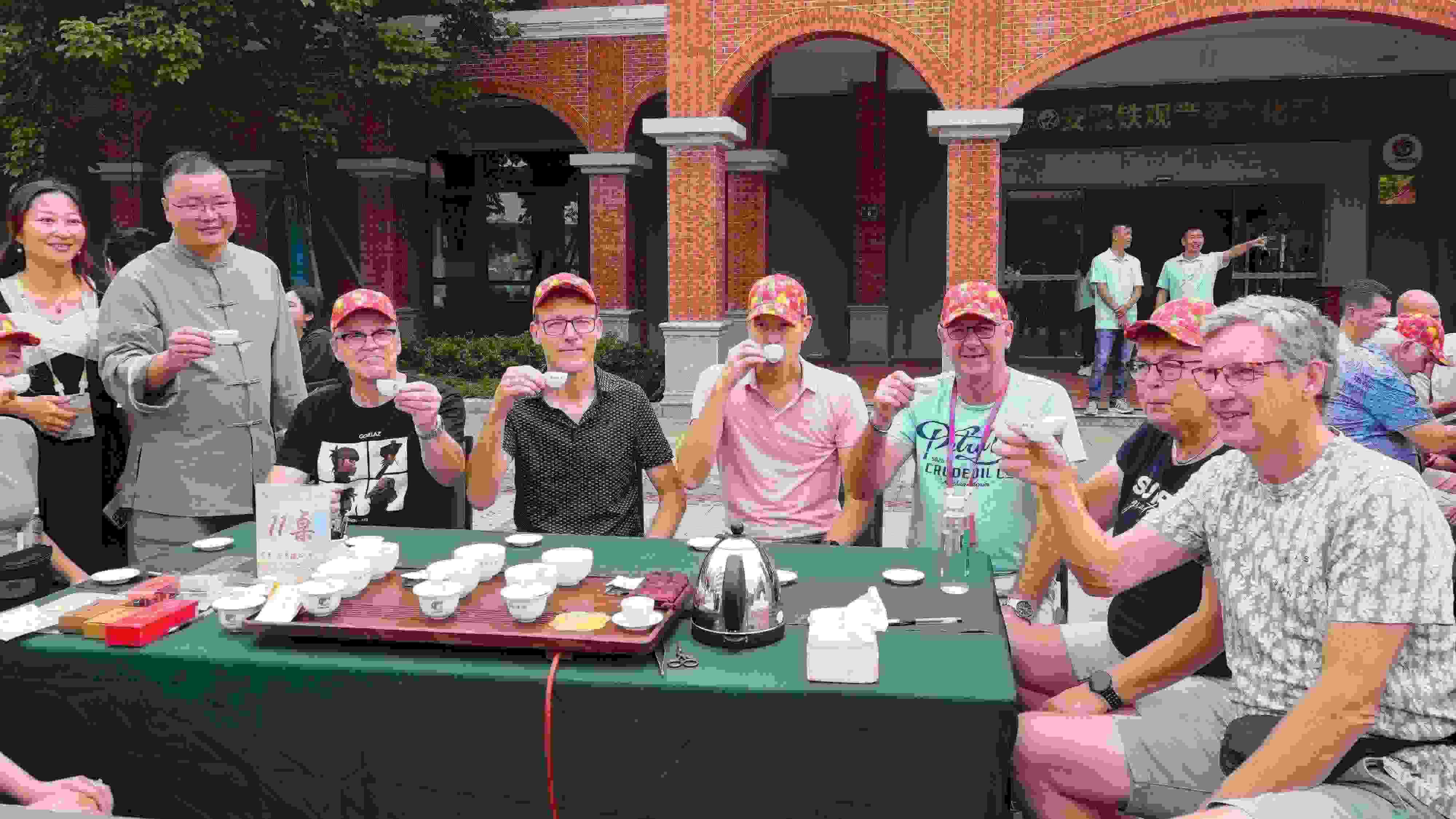 2023年10月4日，福建泉州，外國人品中國茶。