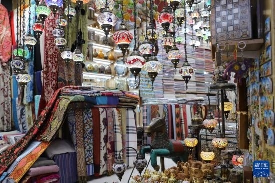 這是10月8日在阿曼首都馬斯喀特的穆特拉市集拍攝的一家店鋪。新華社記者 汪強(qiáng) 攝