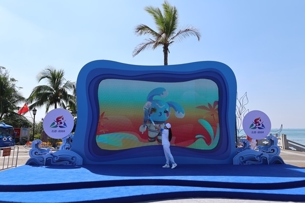 第12棒火炬手“點燃”現(xiàn)場大屏幕上運動會吉祥物“吉貝”手中的火炬。主辦方供圖