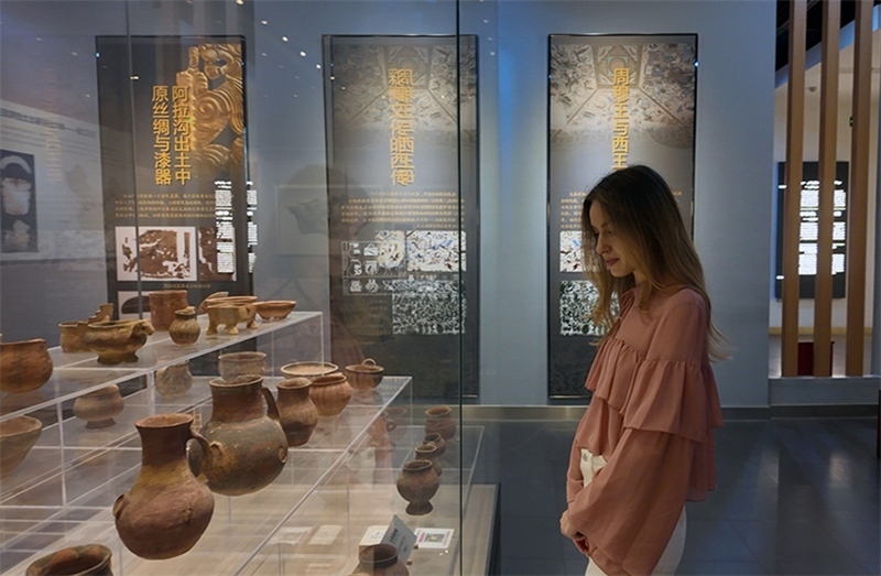 麗娜在吐魯番博物館參觀。劉妍希攝