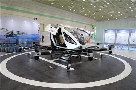 “智慧生活周”博覽會(huì)上展出的低空飛行器。人民網(wǎng)記者 莽九晨攝