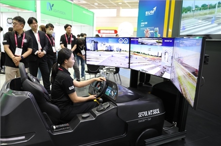 “智慧生活周”博覽會(huì)上展示的模擬駕駛系統(tǒng)。人民網(wǎng)記者 莽九晨攝