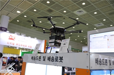 “智慧生活周”博覽會(huì)上展出的快遞無人機(jī)。人民網(wǎng)記者 莽九晨攝