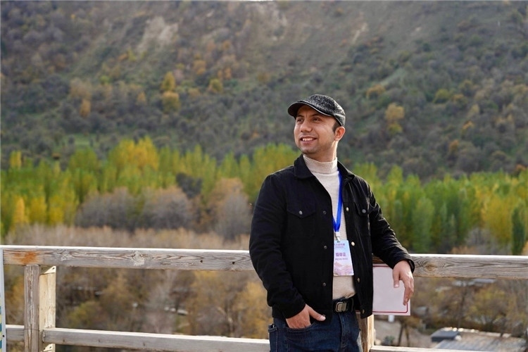 阿布德吾力參加“萬人說新疆”優(yōu)秀作者媒體行活動留影。受訪者供圖