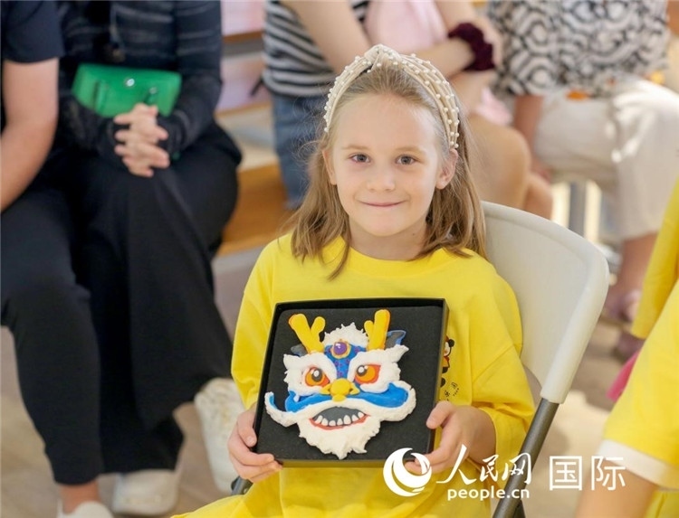 一名中文愛好者手捧生肖畫。人民網(wǎng)中東中心分社塔里克·易卜拉欣攝