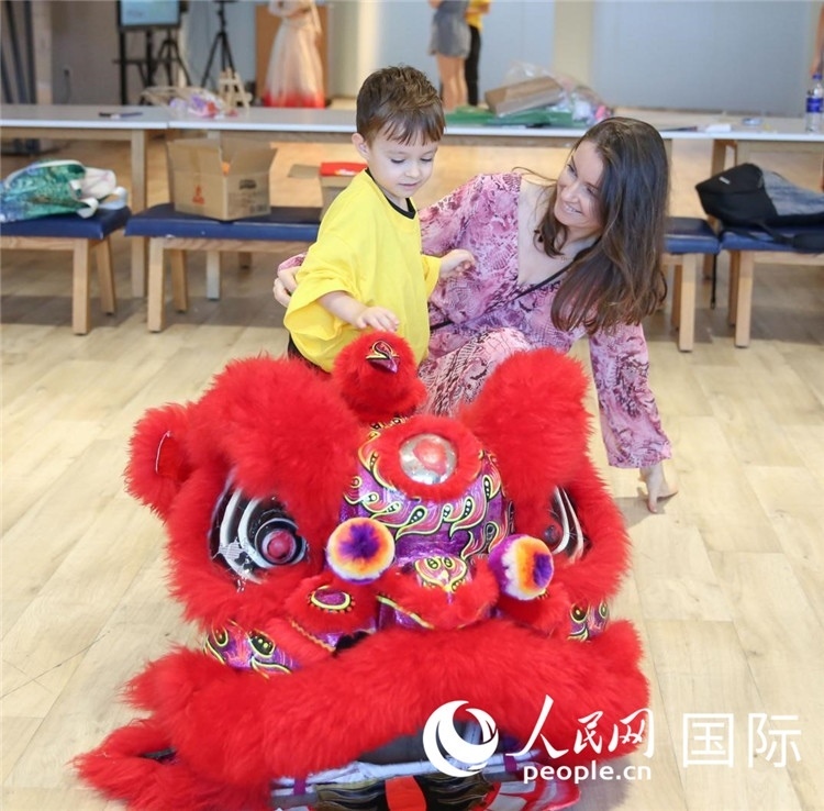 一名兒童在感受舞獅。人民網(wǎng)中東中心分社塔里克·易卜拉欣攝