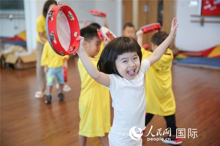 一名華裔兒童在參加音樂課程。人民網(wǎng)中東中心分社塔里克·易卜拉欣攝