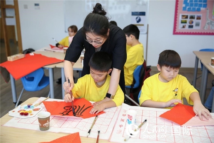 書法課場景。人民網(wǎng)中東中心分社塔里克·易卜拉欣攝