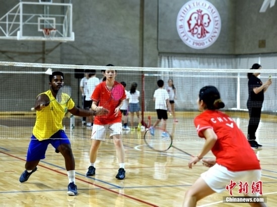 當?shù)貢r間10月12日，巴西圣保羅，中國高校羽毛球代表團和巴西羽毛球協(xié)會運動員切磋球技。 