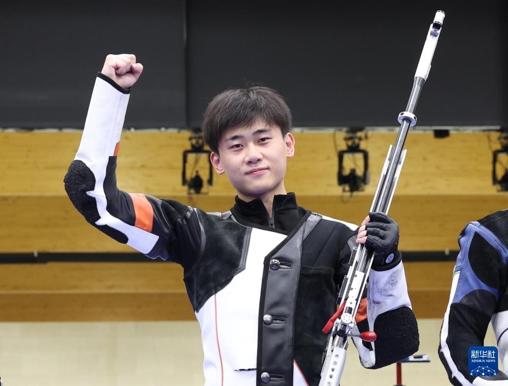 8月1日，在法國沙托魯舉行的巴黎奧運(yùn)會射擊男子50米步槍三姿決賽中，中國選手劉宇坤奪得冠軍。圖為劉宇坤在奪冠后慶祝。新華社記者 張帆 攝