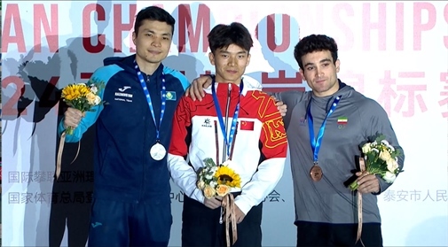 伍鵬（中）奪得男子速度項目冠軍。主辦方供圖