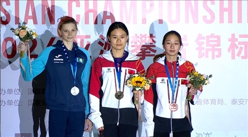 女子速度項目蒙世雪（中）奪冠，周婭菲（右）獲季軍。主辦方供圖
