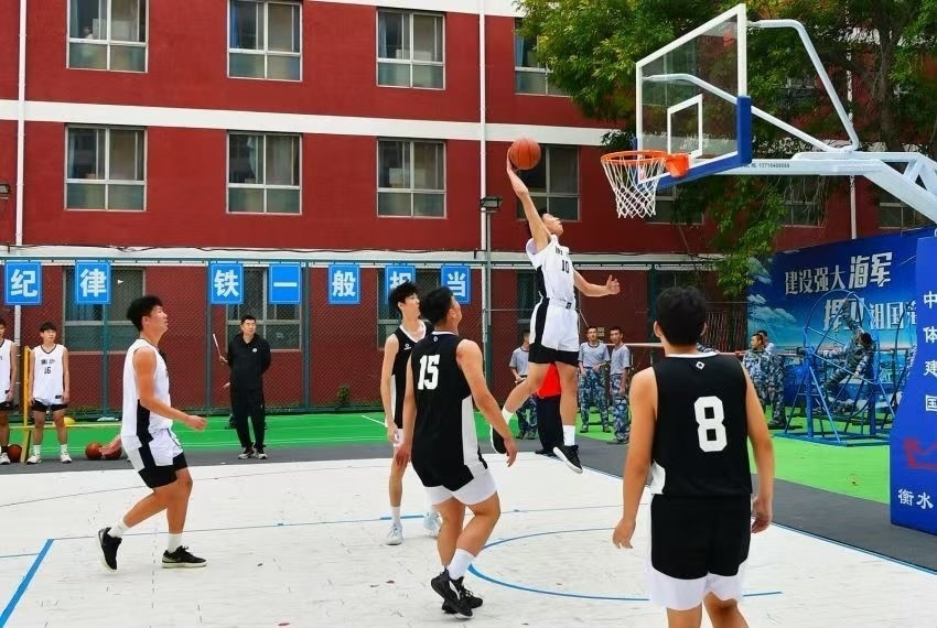 全天候室外運(yùn)動(dòng)木地板籃球場上精彩激烈的籃球賽。 主辦方供圖