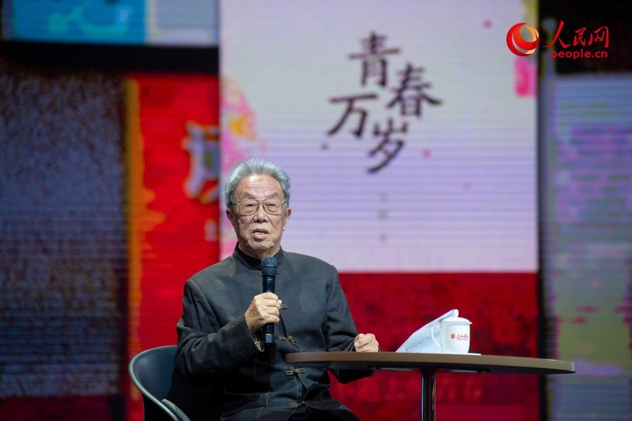 王蒙以《與時(shí)代同行 與人民同心》為題演講。人民網(wǎng)記者 翁奇羽攝