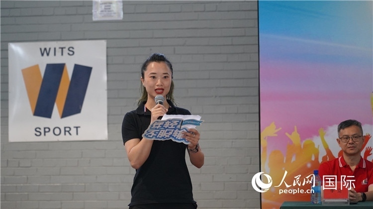 運動員代表柳工南非員工陳婉雯宣誓。 人民網(wǎng) 劉暢 攝