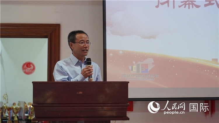 中國駐約翰內斯堡代總領事周育江在閉幕式上致辭。 人民網(wǎng) 張茜攝