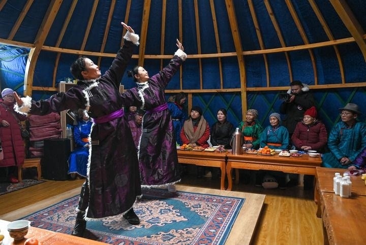 2023年12月21日，烏蘭牧騎隊員在內(nèi)蒙古阿其圖烏拉蘇木進行舞蹈表演。