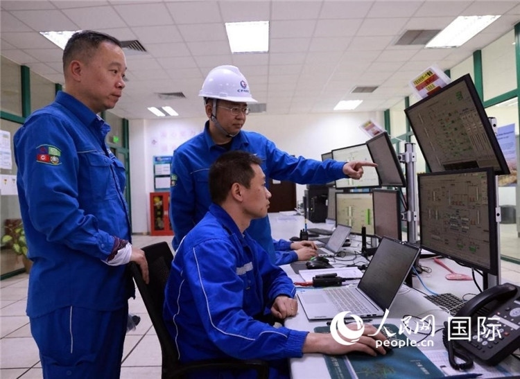 工作人員在一體化終端中央控制室工作。人民網記者管克江攝