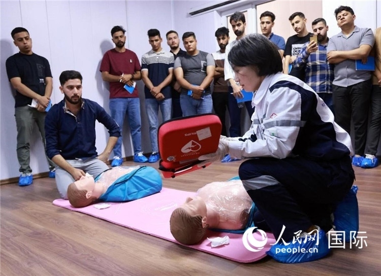 新進油田工作的伊拉克大學生在接受急救培訓。人民網記者管克江攝